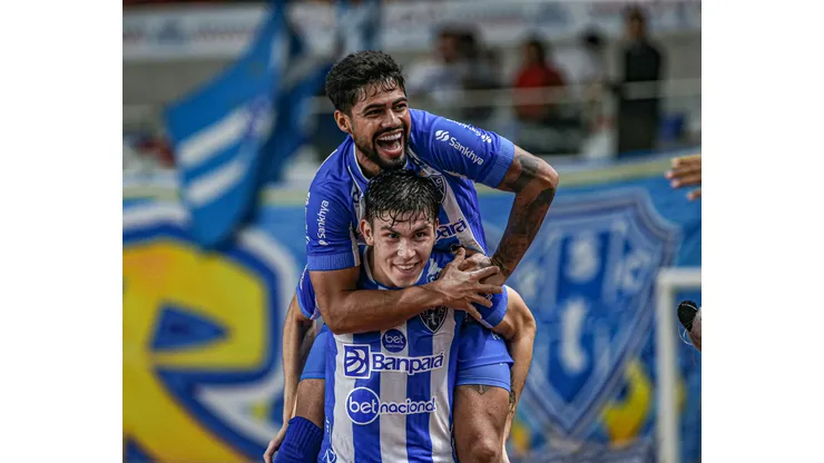 Jogador do Paysandu comemora seu gol com jogadores do seu time durante partida contra o Remo no estadio Mangueirao pelo campeonato Paraense 2024. Marcos Junior/AGIF