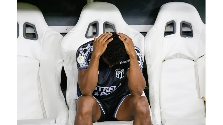 Saulo Mineiro lamentando lesão no Ceará