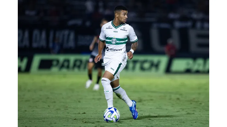 Lucas Ronier jogador do Coritiba durante partida contra o Bragantino no estadio Nabi Abi Chedid pelo campeonato Brasileiro A 2023. Fabio Moreira Pinto/AGIF