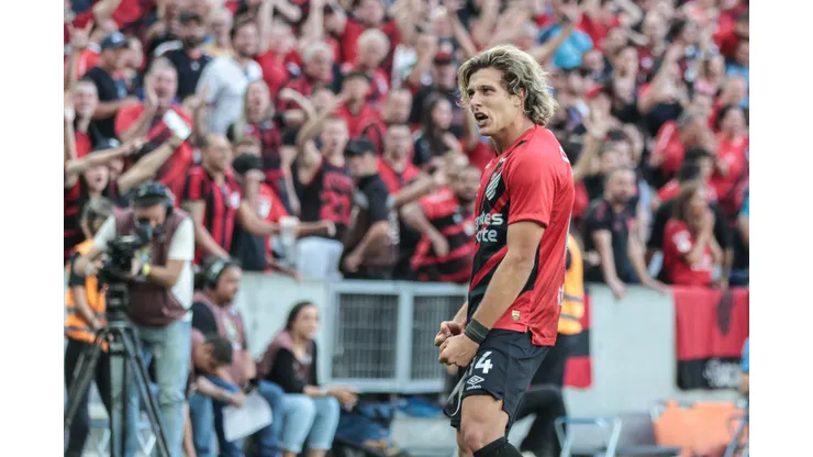 PR - CURITIBA - 21/04/2024 - BRASILEIRO A 2024, ATHLETICO-PR X INTERNACIONAL - Agustin Canobbio jogador do Athletico-PR comemora seu gol durante partida contra o Internacional no estadio Arena da Baixada pelo campeonato Brasileiro A 2024. Foto: Robson Mafra/AGIF