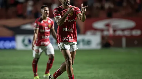 Eric jogador do Vila Nova-GO durante partida contra o Guarani no estádio Onésio Brasileiro Alvarenga pelo campeonato Brasileiro B 2024. Foto: Isabela Azine/AGIF