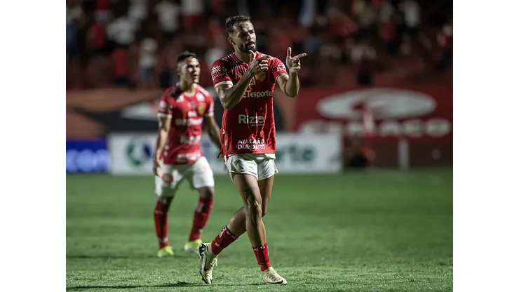 Eric jogador do Vila Nova-GO durante partida contra o Guarani no estádio Onésio Brasileiro Alvarenga pelo campeonato Brasileiro B 2024. Foto: Isabela Azine/AGIF