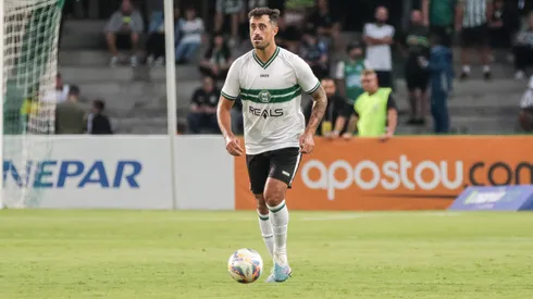 Maurício Antônio manda a real no Coritiba. Foto: Robson Mafra/AGIF