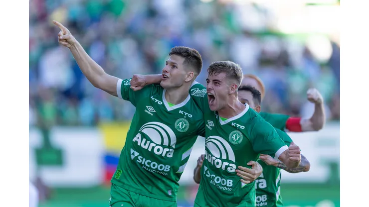 SC - CHAPECO - 20/04/2024 - BRASILEIRO B 2024, CHAPECOENSE X ITUANO - Perotti jogador do Chapecoense comemora seu gol com jogadores do seu time durante partida contra o Ituano no estadio Arena Conda pelo campeonato Brasileiro B 2024. Foto: Liamara Polli/AGIF