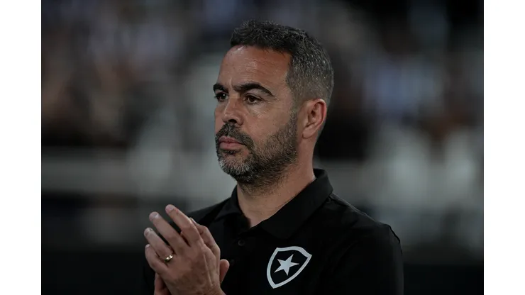 Artur Jorge parece estar obtendo êxito no comando do Botafogo.