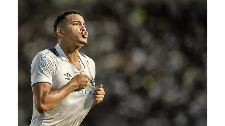 Gustavo Martins jogador do Gremio comemora seu gol durante partida contra o Vasco no estadio Sao Januario pelo campeonato Brasileiro A 2024. Zagueiro vive impasse na carreira. Foto: Thiago Ribeiro/AGIF