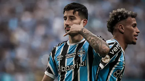 Mathias Villasanti jogador do Grêmio comemora seu gol durante partida contra o Coritiba no estádio Arena do Grêmio pelo campeonato BRASILEIRO A 2023. Meio-campista elogiado pela torcida. Foto: Maxi Franzoi/AGIF