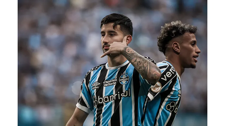Mathias Villasanti jogador do Grêmio comemora seu gol durante partida contra o Coritiba no estádio Arena do Grêmio pelo campeonato BRASILEIRO A 2023. Meio-campista elogiado pela torcida. Foto: Maxi Franzoi/AGIF