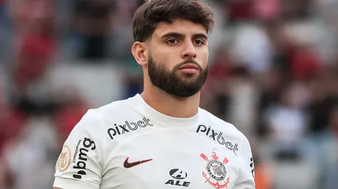 Yuri Alberto jogador do Corinthians durante partida contra o Athletico-PR no estádio Arena da Baixada pelo campeonato BRASILEIRO A 2023. Camisa 9 sofre pressão da torcida. Foto: Robson Mafra/AGIF