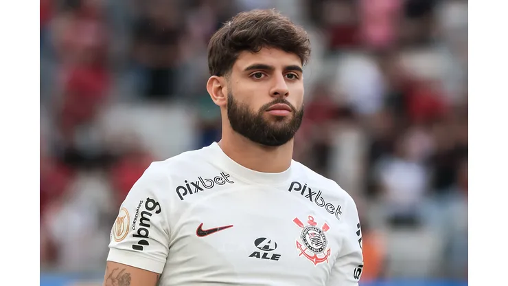 Yuri Alberto jogador do Corinthians durante partida contra o Athletico-PR no estádio Arena da Baixada pelo campeonato BRASILEIRO A 2023. Camisa 9 sofre pressão da torcida. Foto: Robson Mafra/AGIF