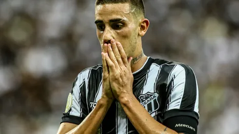 Thiago Galhardo, ex-jogador do Ceartá, quanto estava no Vozão, atleta lamenta chance perdida durante partida contra o Avai no estadio Arena Castelao pelo campeonato Brasileiro A 2019. Foto: Pedro Chaves/AGIF