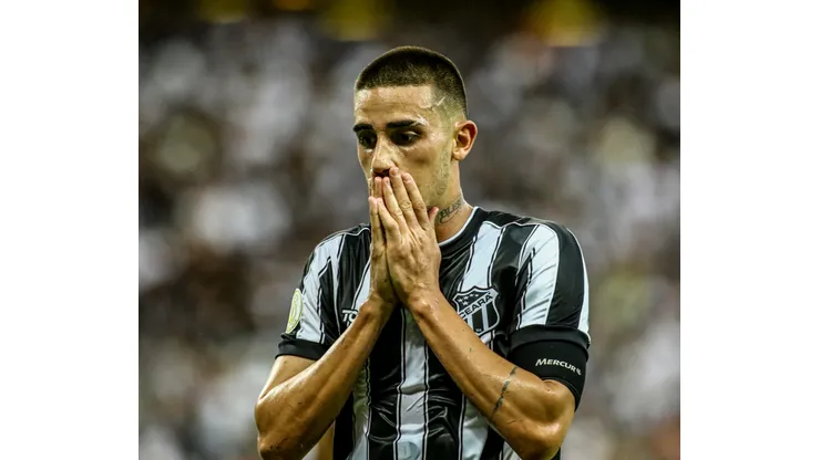 Thiago Galhardo, ex-jogador do Ceartá, quanto estava no Vozão, atleta lamenta chance perdida durante partida contra o Avai no estadio Arena Castelao pelo campeonato Brasileiro A 2019. Foto: Pedro Chaves/AGIF