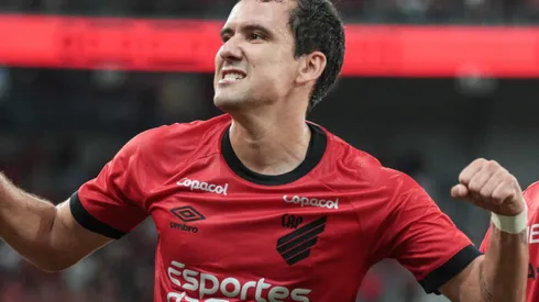 Pablo jogador do Athletico-PR comemora seu gol durante partida contra o FC Cascavel no estadio Arena da Baixada pelo campeonato Paranaense 2024. Robson Mafra/AGIF