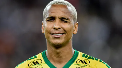 Deyverson jogador do Cuiaba durante partida contra o Fluminense no estadio Maracana pelo campeonato BRASILEIRO A 2023. Atacante é pedido no rival. Foto: Thiago Ribeiro/AGIF