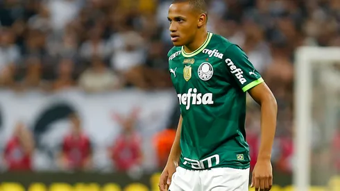 Jhon Jhon of Palmeiras looks on during the match between Corinthians and Palmeiras as part of Brasileirao Series A 2023 at Neo Quimica Arena on September 3, 2023 in Sao Paulo, Brazil. Meia segue escanteado no clube. (Photo by Ricardo Moreira/Getty Images)