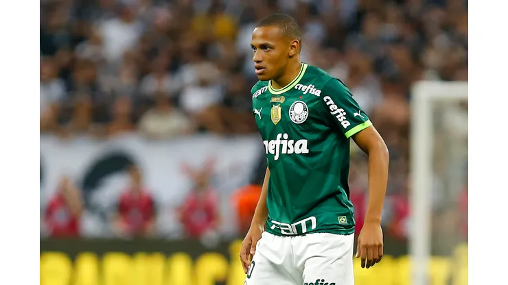 Jhon Jhon of Palmeiras looks on during the match between Corinthians and Palmeiras as part of Brasileirao Series A 2023 at Neo Quimica Arena on September 3, 2023 in Sao Paulo, Brazil. Meia segue escanteado no clube. (Photo by Ricardo Moreira/Getty Images)