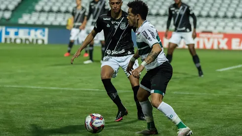 BRASILEIRO B 2021, CORITIBA X PONTE PRETA – Rafinha jogador do Coritiba disputa lance com Rafael Santos jogador do Ponte Preta durante partida no estádio Couto Pereira pelo campeonato Brasileiro B 2021. Foto: Robson Mafra/AGIF