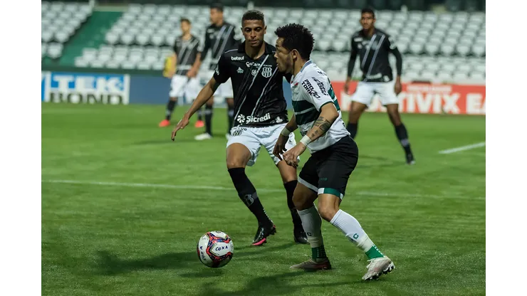 BRASILEIRO B 2021, CORITIBA X PONTE PRETA - Rafinha jogador do Coritiba disputa lance com Rafael Santos jogador do Ponte Preta durante partida no estádio Couto Pereira pelo campeonato Brasileiro B 2021. Foto: Robson Mafra/AGIF