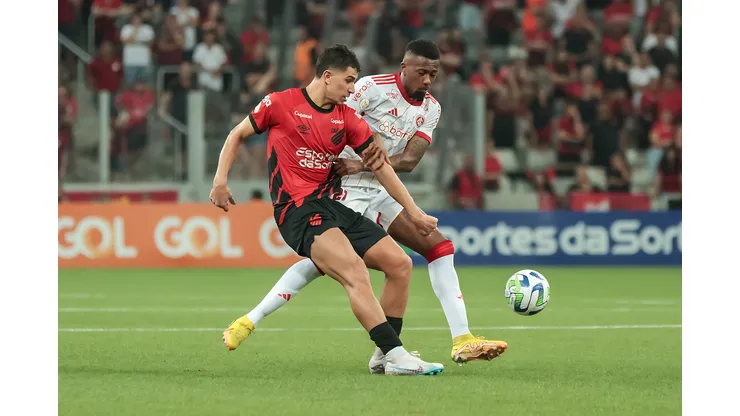 Vitor Bueno jogador do Athletico-PR disputa lance com Igor Gomes jogador do Internacional durante partida no estádio Arena da Baixada pelo campeonato Brasileiro A 2023. Foto: Robson Mafra/AGIF