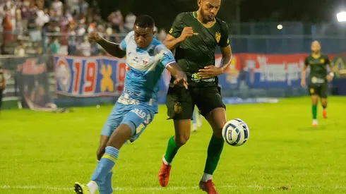 COPA DO NORDESTE 2022, ALTOS X FORTALEZA – Tibiri jogador do Altos disputa lance com Marcelo Benevenuto jogador do Fortaleza durante partida no estádio Lindolfo Monteiro pelo campeonato Copa do Nordeste 2022. Foto: Aldo Carvalho/AGIF