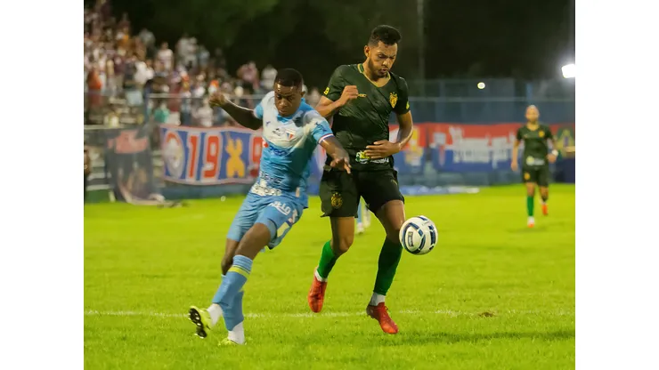 COPA DO NORDESTE 2022, ALTOS X FORTALEZA - Tibiri jogador do Altos disputa lance com Marcelo Benevenuto jogador do Fortaleza durante partida no estádio Lindolfo Monteiro pelo campeonato Copa do Nordeste 2022. Foto: Aldo Carvalho/AGIF