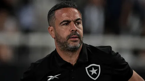 RJ – RIO DE JANEIRO – 18/04/2024 – BRASILEIRO A 2024, BOTAFOGO X ATLETICO-GO – Artur Jorge tecnico do Botafogo durante partida contra o Atletico-GO no estadio Engenhao pelo campeonato Brasileiro A 2024. Foto: Thiago Ribeiro/AGIF