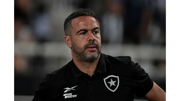 RJ - RIO DE JANEIRO - 18/04/2024 - BRASILEIRO A 2024, BOTAFOGO X ATLETICO-GO - Artur Jorge tecnico do Botafogo durante partida contra o Atletico-GO no estadio Engenhao pelo campeonato Brasileiro A 2024. Foto: Thiago Ribeiro/AGIF