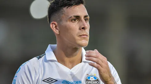 Pavon jogador do Gremio durante partida contra o Vasco no estadio Sao Januario pelo campeonato Brasileiro A 2024. Atacante virou desfalque. Foto: Thiago Ribeiro/AGIF