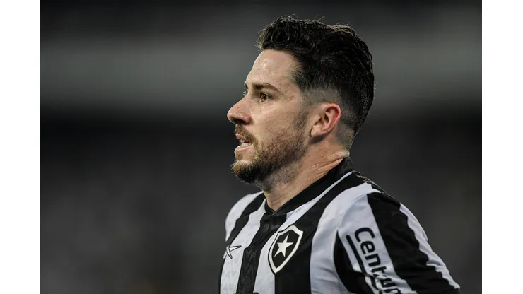 Gustavo Sauer jogador do Botafogo durante partida contra o Guarani-PAR no estadio Engenhao pelo campeonato Copa Sul-Americana 2023. Meia falou sobre o clube carioca. Foto: Thiago Ribeiro/AGIF