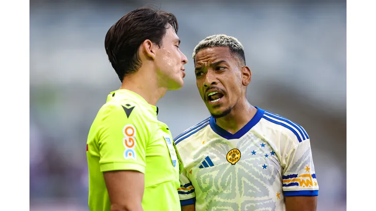 Matheus Pereira jogador do Cruzeiro reclama com a arbitragem durante partida contra o Internacional no estadio Mineirao pelo campeonato Brasileiro A 2023. Meia pode estar de saída. Foto: Gilson Lobo/AGIF