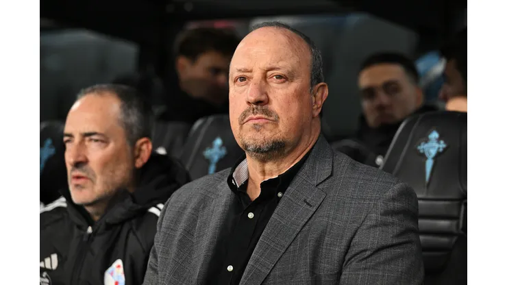 Rafa Benitez, treinador principal do Celta Vigo, observa antes da partida LaLiga EA Sports entre Celta Vigo e Cadiz CF no Estadio Balaidos em 04 de dezembro de 2023 em Vigo, Espanha. (Foto de Otávio Passos/Getty Images)