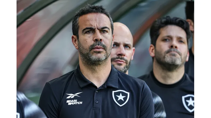 Artur Jorge técnico do Botafogo durante partida contra o Cruzeiro no estadio Mineirao pelo campeonato Brasileiro A 2024.