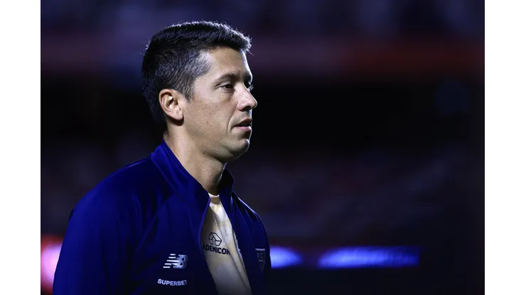 Thiago Carpini tecnico do Sao Paulo durante partida contra o Santos no estadio Morumbi pelo campeonato Paulista 2024. Treinador foi criticado por ex-jogador. Foto: Marcello Zambrana/AGIF