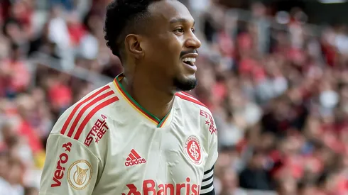 Edenilson jogador do Internacional durante partida contra o Athletico-PR no estádio Arena da Baixada pelo campeonato Brasileiro A 2022. Meio-campista está por detalhes de fechar com o time gaúcho. Foto: Robson Mafra/AGIF