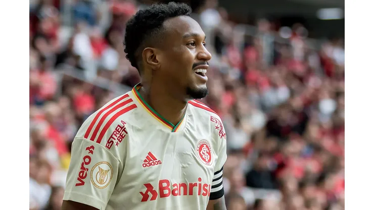 Edenilson jogador do Internacional durante partida contra o Athletico-PR no estádio Arena da Baixada pelo campeonato Brasileiro A 2022. Meio-campista está por detalhes de fechar com o time gaúcho. Foto: Robson Mafra/AGIF