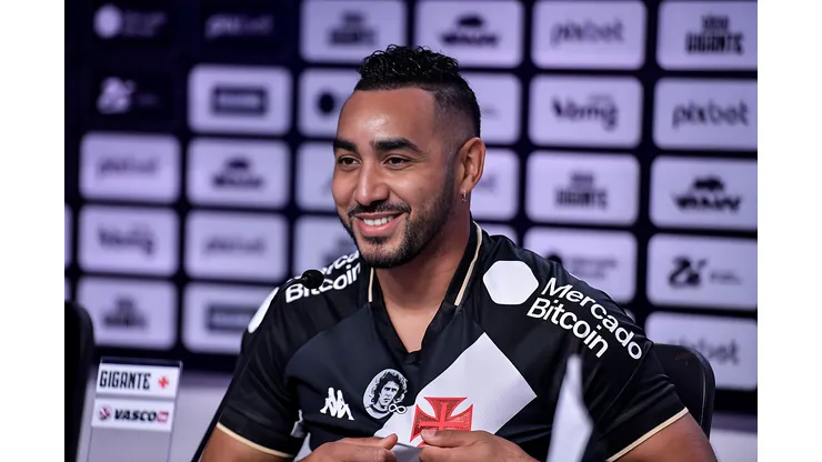Dimitri Payet fala aos jornalista durante sua apresentação oficial como jogador do [EQUIPE] em coletiva de imprensa realizada no São Januário. Meia vai voltar antes aos jogos. Foto: Thiago Ribeiro/AGIF