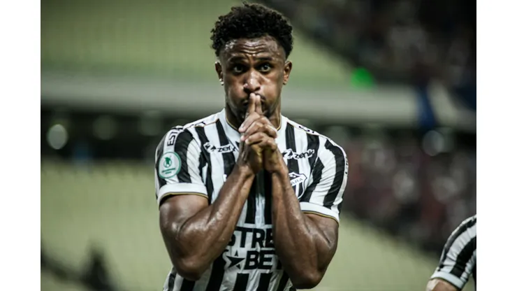 Saulo Mineiro jogador do Ceara comemora seu gol com jogadores do seu time durante partida contra o Fortaleza no estadio Arena Castelao pelo campeonato Cearense 2024. Kely Pereira/AGIF