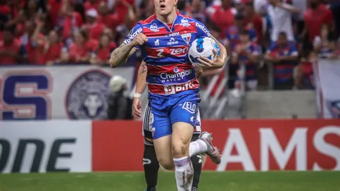 Renato Kayzer jogador do Fortaleza comemora seu gol durante partida contra o Colo-Colo no estadio Arena Castelao pelo campeonato Copa Libertadores 2022. Lucas Emanuel/AGIF