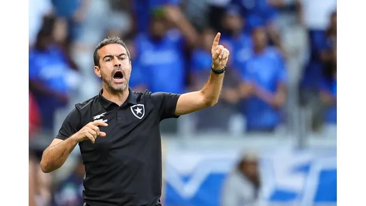 Treinador Português segue tentando implementar seu estilo de jogo.