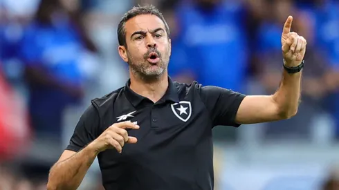 MG – BELO HORIZONTE – 14/04/2024 – BRASILEIRO A 2024, CRUZEIRO X BOTAFOGO – Artur Jorge tecnico do Botafogo durante partida contra o Cruzeiro no estadio Mineirao pelo campeonato Brasileiro A 2024. Foto: Gilson Lobo/AGIF