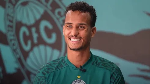 Novo volante do Coritiba, Morelli, durante entrevista na Coxa TV. Reprodução/Coritibaoficial no YouTube