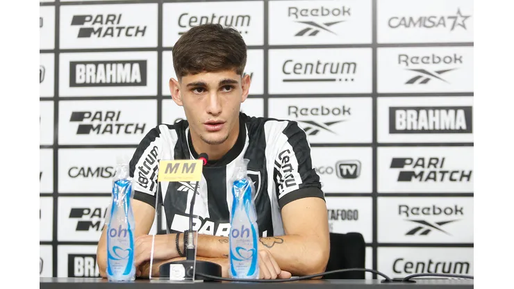 Foto: Vitor Silva/Botafogo - Adamo durante coletiva de apresentação em agosto de 2023.