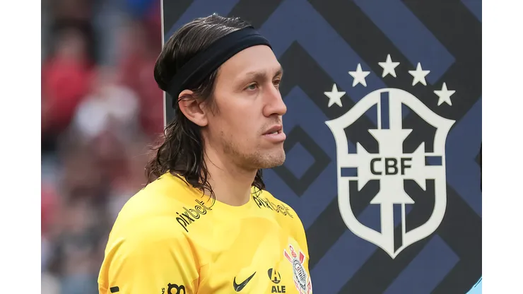 Cássio goleiro do Corinthians durante execução do hino nacional antes da partida contra o Athletico-PR no estádio Arena da Baixada pelo campeonato BRASILEIRO A 2023. Goleiro vive impasse por fico no Corinthians. Foto: Robson Mafra/AGIF