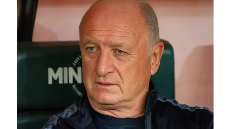 Felipão técnico do Athletico-PR durante partida contra o Atlético-MG no estádio Mineirão pelo campeonato Brasileiro A 2022. Treinador pode pintar no time paulista. Foto: Fernando Moreno/AGIF