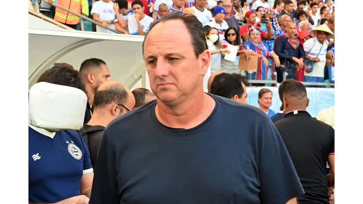 Rogério Ceni durante confronto contra o Jequié no Campeonato Baiano de 2024.