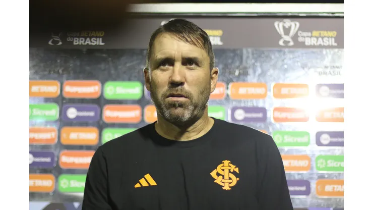 Eduardo Coudet durante confronto contra o ASA na Copa do Brasil.