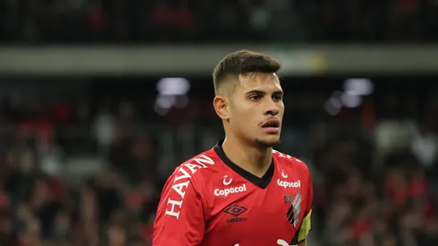 Bruno Guimaraes do Athletico-PR durante partida contra o Gremio no estadio Arena da Baixada pelo campeonato Copa do Brasil 2019. Volante segue brilhando no cenário europeu. Foto: Joao Vitor Rezende Borba/AGIF