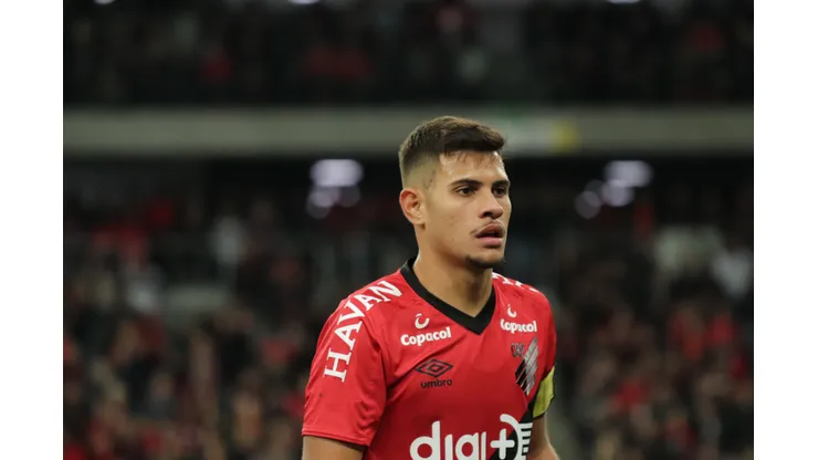 Bruno Guimaraes do Athletico-PR durante partida contra o Gremio no estadio Arena da Baixada pelo campeonato Copa do Brasil 2019. Volante segue brilhando no cenário europeu. Foto: Joao Vitor Rezende Borba/AGIF