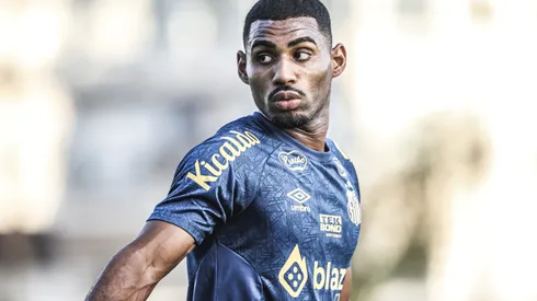 Joaquim durante treinamento do Santos no CT Rei Pelé.