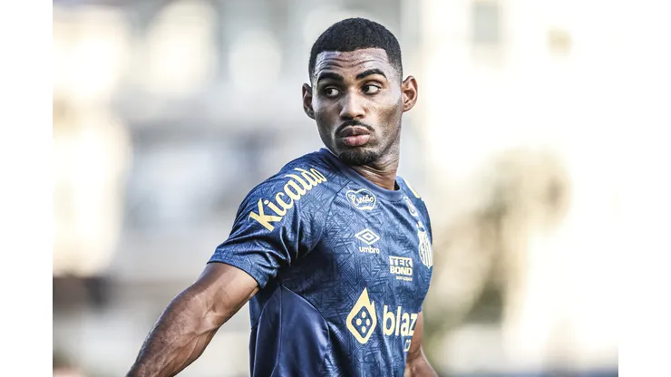 Joaquim durante treinamento do Santos no CT Rei Pelé.